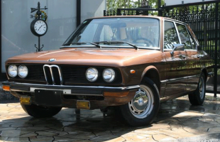 1976年式のBMW520　たいへんめずらしい車です。エンジン・内装ともにBMWらしいつくりの車です。