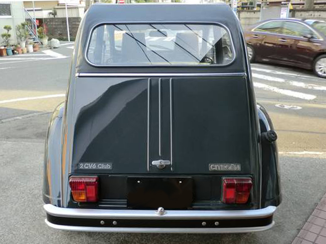 CITROEN 2CV　リアには当時から引き継がれる品がある